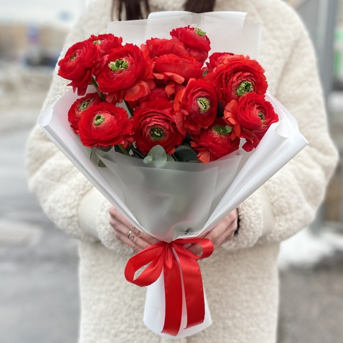 15 красных Ранункулюсов с эвкалиптом