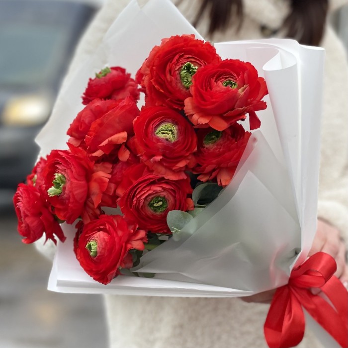 15 красных Ранункулюсов с эвкалиптом