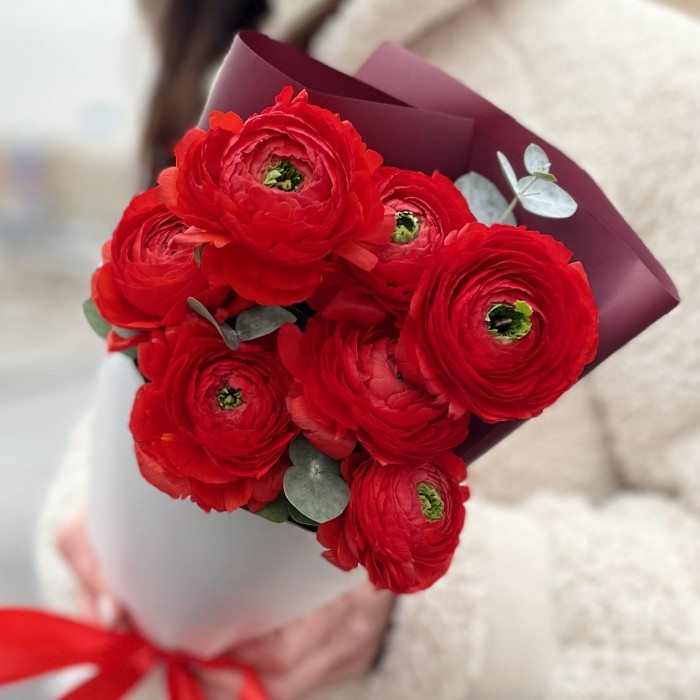 9 красных Ранункулюсов с эвкалиптом