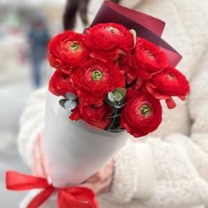 9 красных Ранункулюсов с эвкалиптом