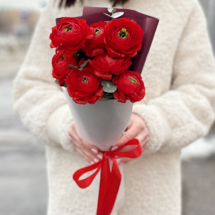 9 красных Ранункулюсов с эвкалиптом