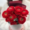 9 красных Ранункулюсов с эвкалиптом