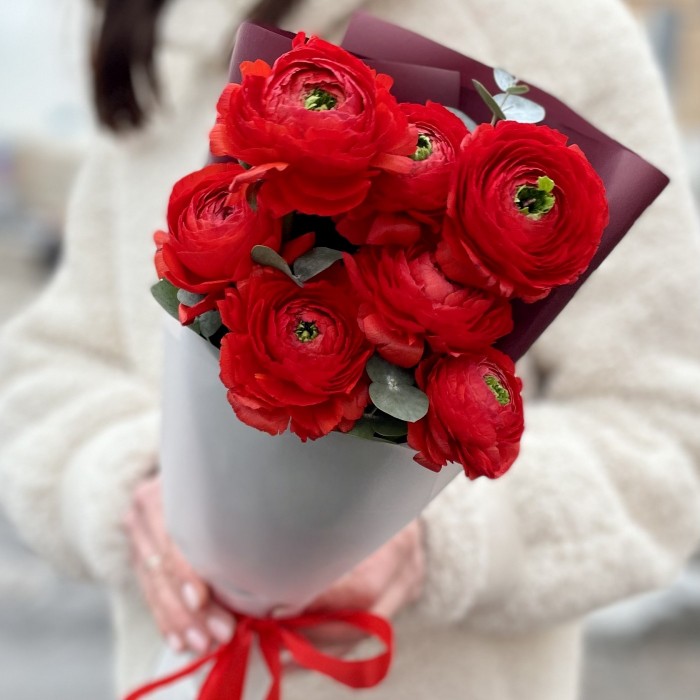 9 красных Ранункулюсов с эвкалиптом