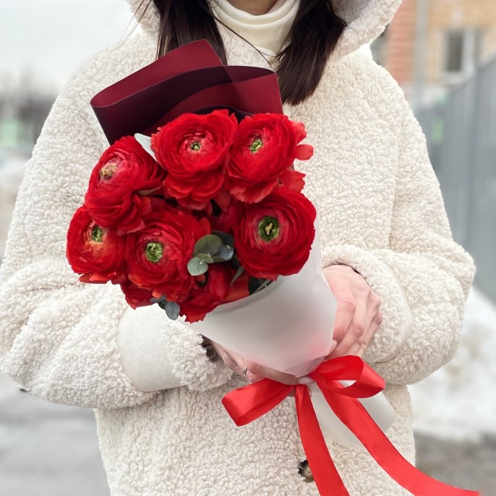 9 красных Ранункулюсов с эвкалиптом