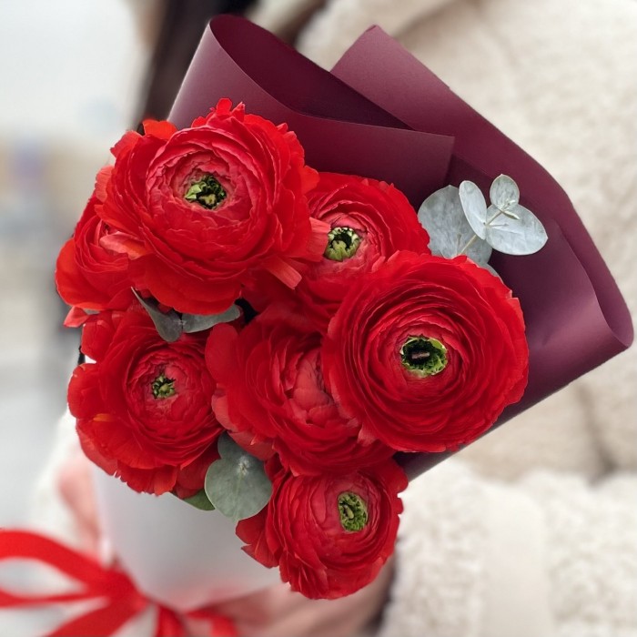 9 красных Ранункулюсов с эвкалиптом