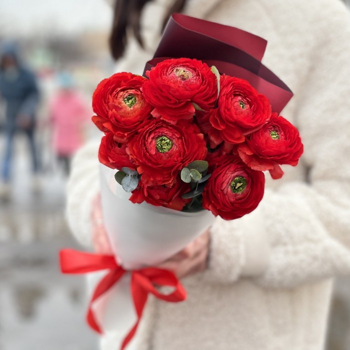 9 красных Ранункулюсов с эвкалиптом