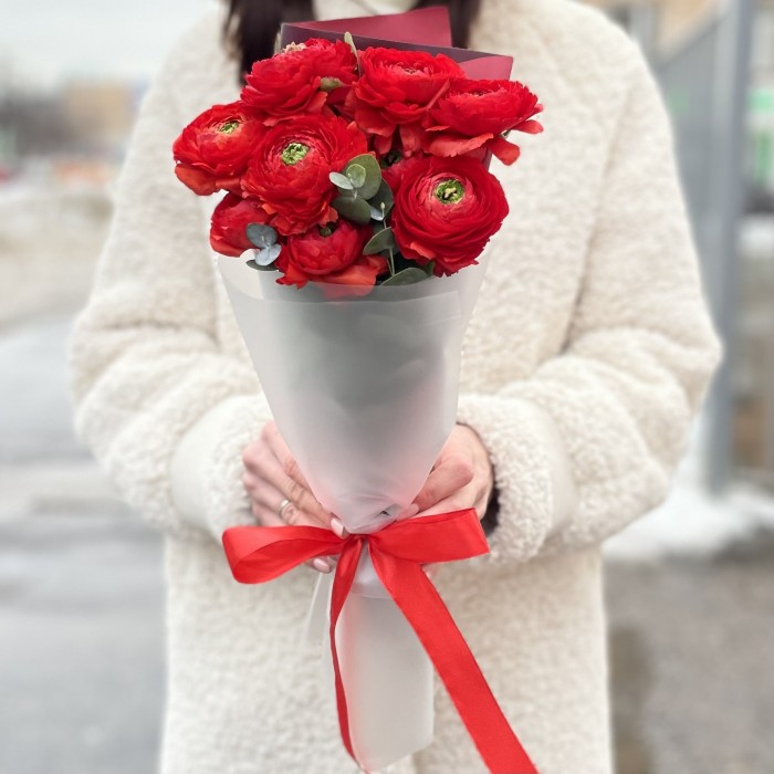 9 красных Ранункулюсов с эвкалиптом