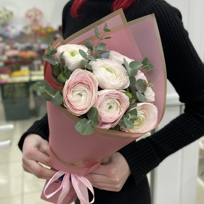 Букет из 7 Ранункулюсов с эвкалиптом