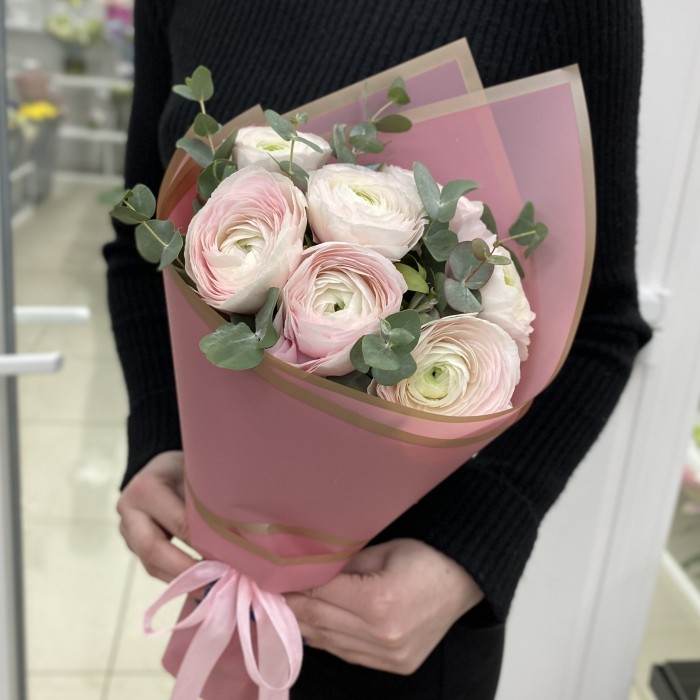 Букет из 7 Ранункулюсов с эвкалиптом