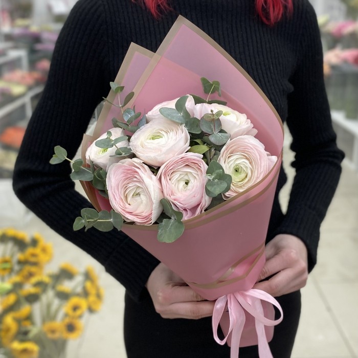 Букет из 7 Ранункулюсов с эвкалиптом