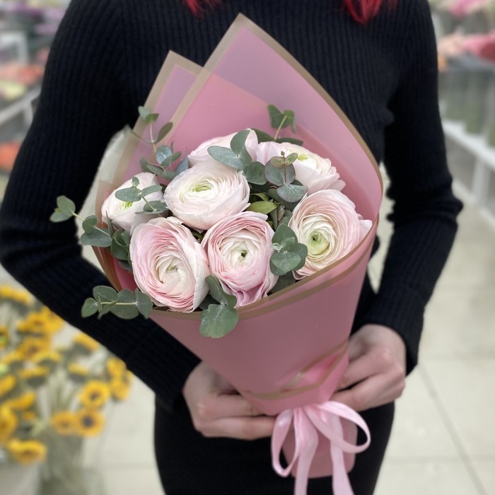 Букет из 7 Ранункулюсов с эвкалиптом