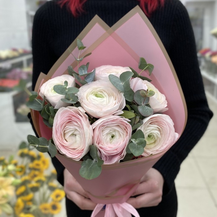 Букет из 7 Ранункулюсов с эвкалиптом