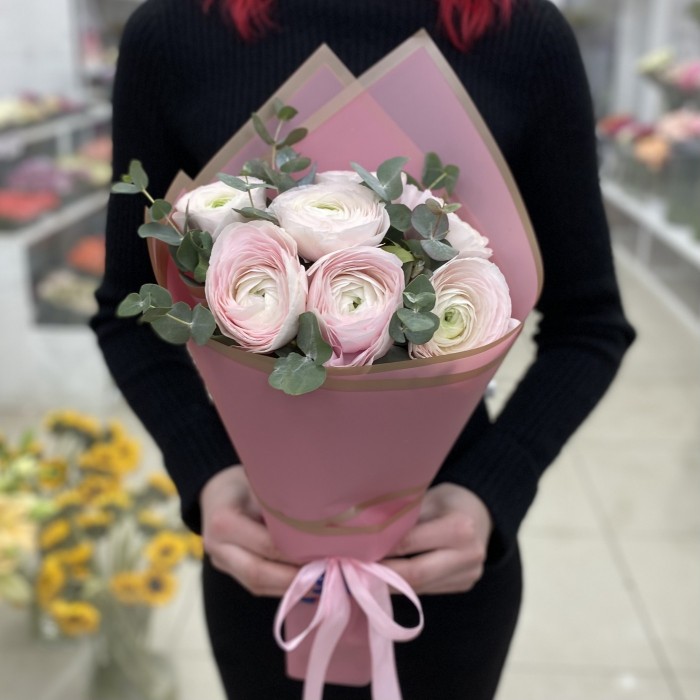 Букет из 7 Ранункулюсов с эвкалиптом