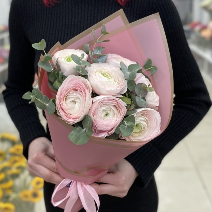 Букет из 7 Ранункулюсов с эвкалиптом