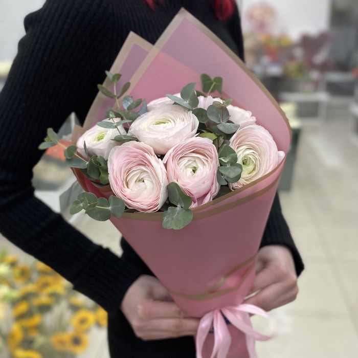 Букет из 7 Ранункулюсов с эвкалиптом