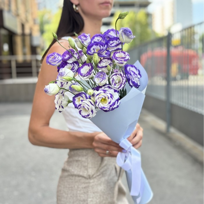 Букет из 7 бело фиолетовых эустом