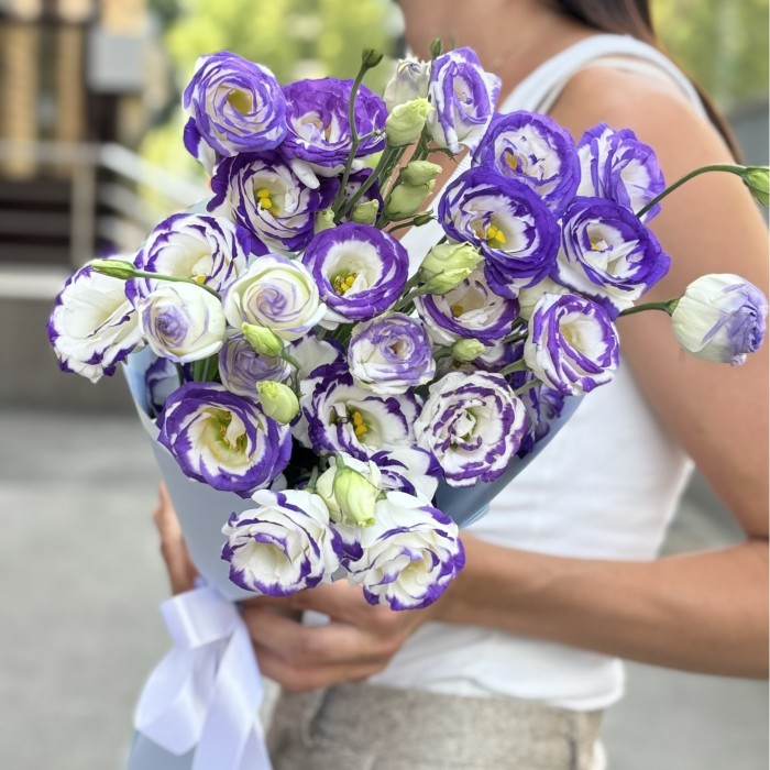 Букет из 7 бело фиолетовых эустом