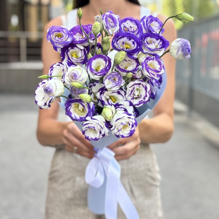 Букет из 7 бело фиолетовых эустом