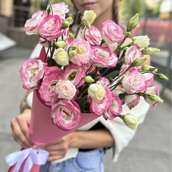 Букет из 7 бело-розовых эустом