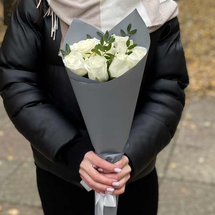 Букет из 7 белых роз