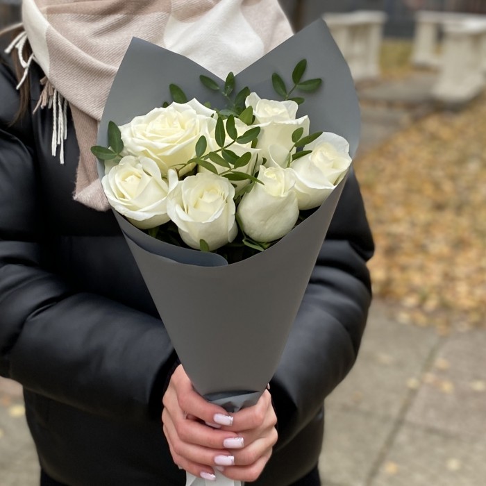 Букет из 7 белых роз