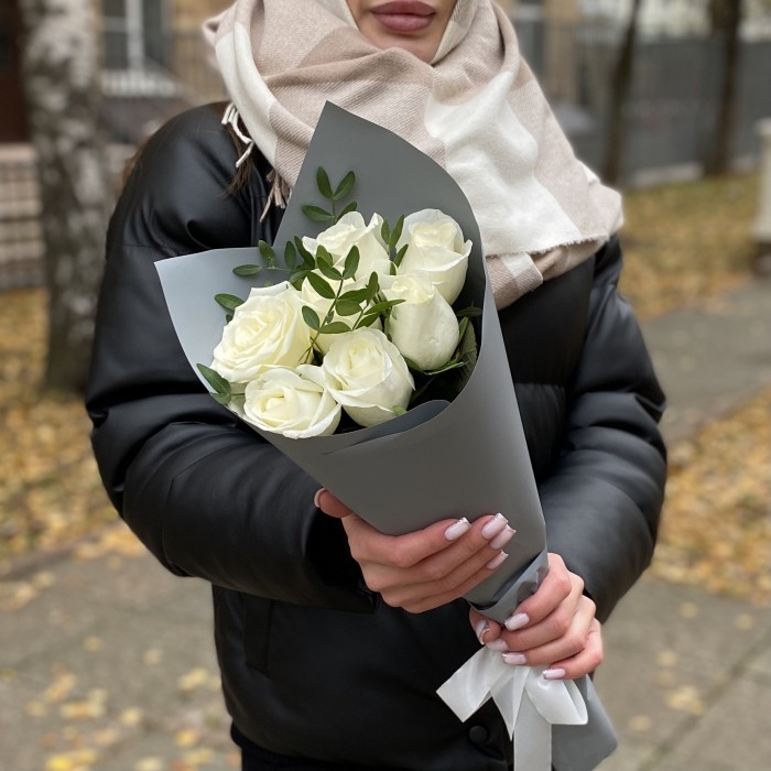 Букет из 7 белых роз