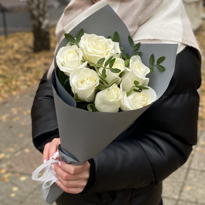 Букет из 7 белых роз