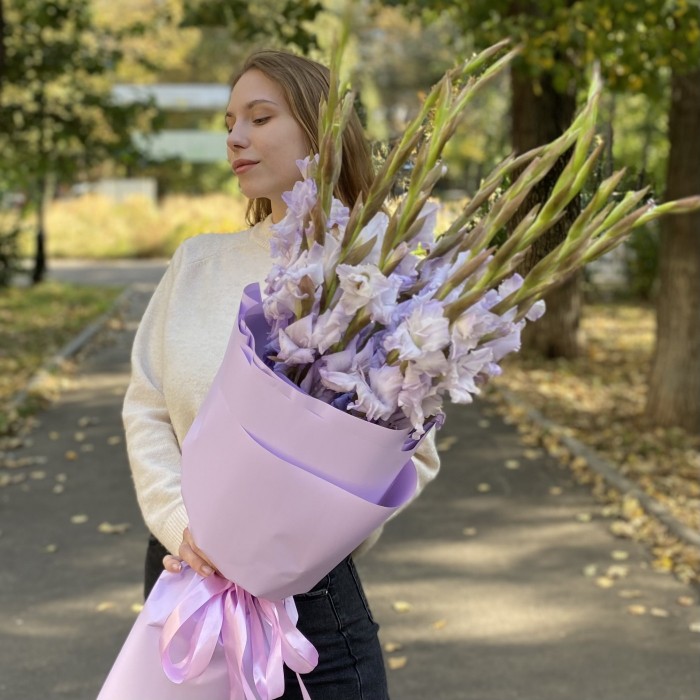 Букет из  фиолетовых гладиолусов