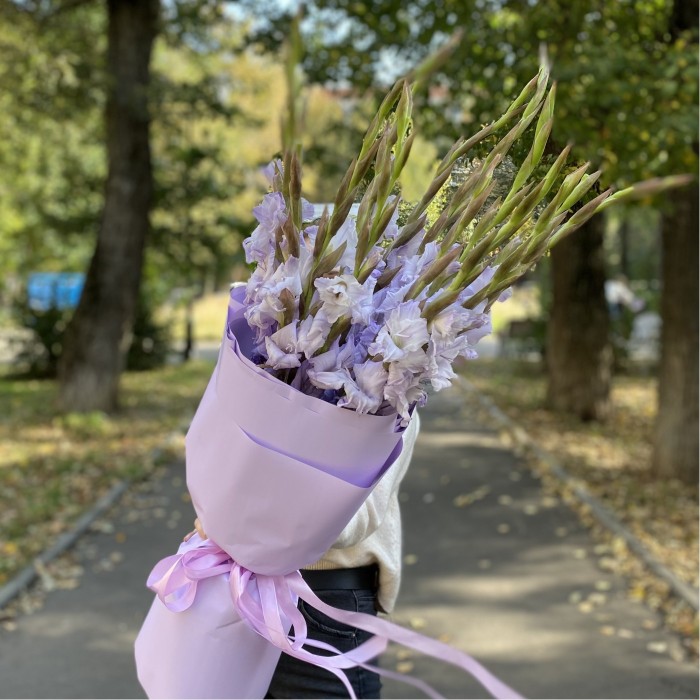 Букет из  фиолетовых гладиолусов