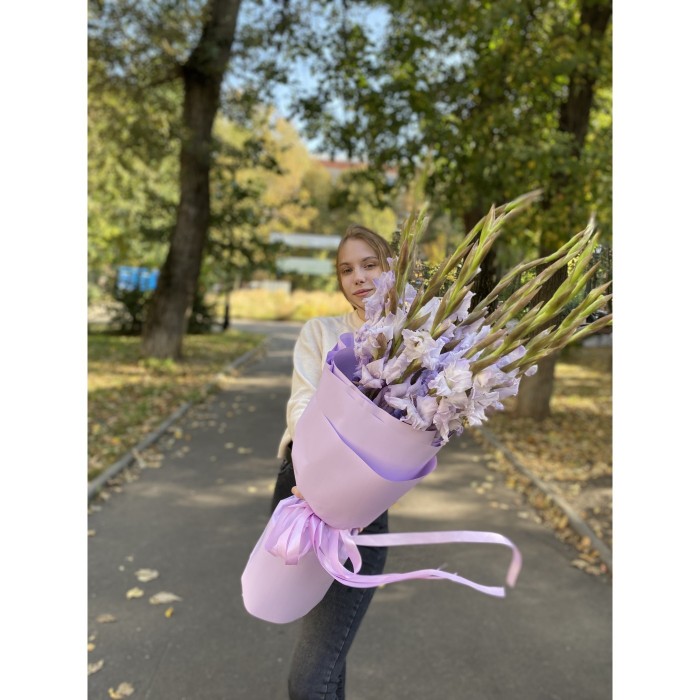 Букет из  фиолетовых гладиолусов