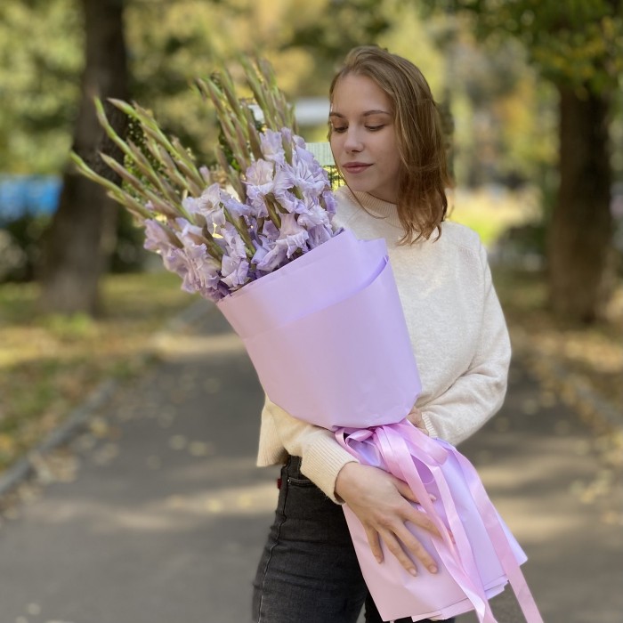 Букет из  фиолетовых гладиолусов