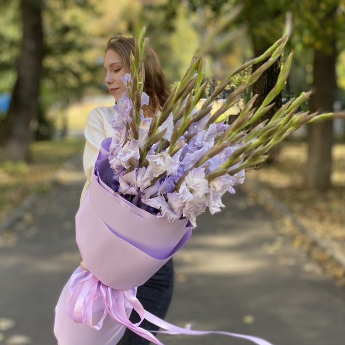 Букет из  фиолетовых гладиолусов