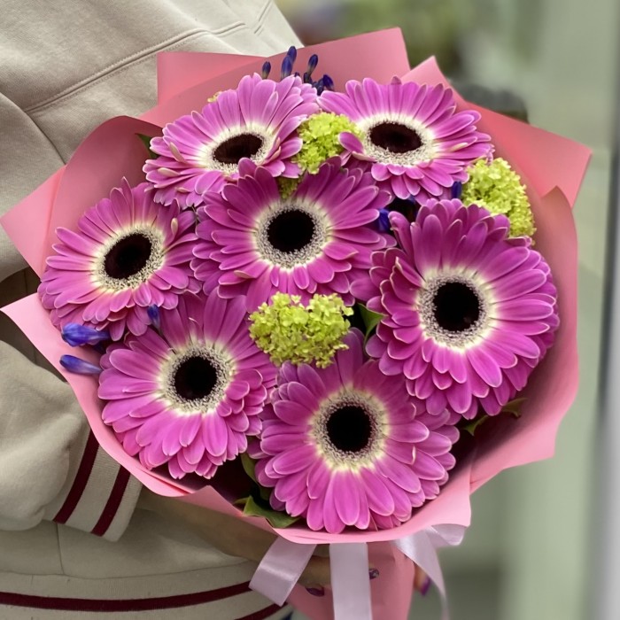 Букет из 7 розовых гербер с агапантусом