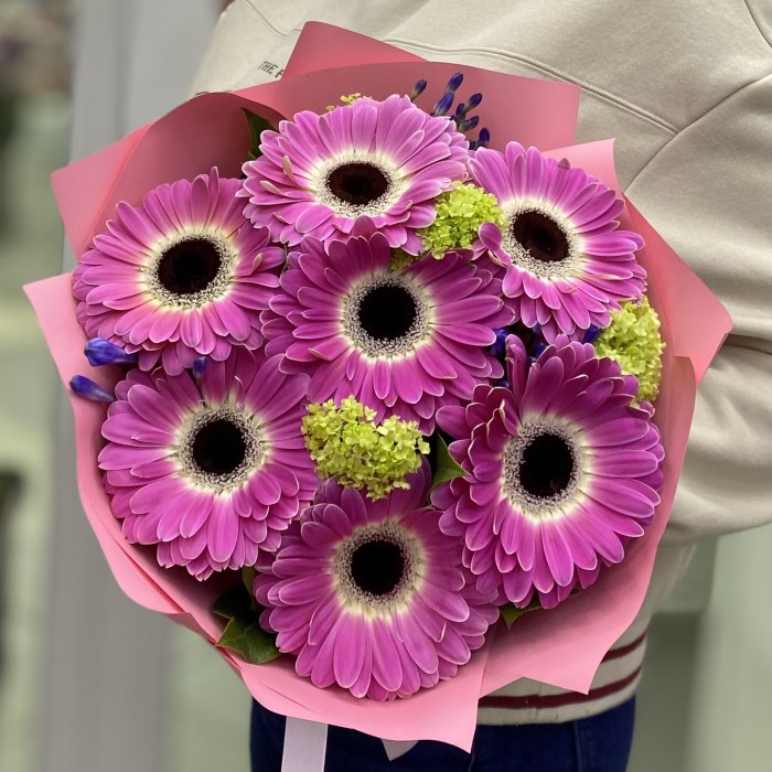 Букет из 7 розовых гербер с агапантусом