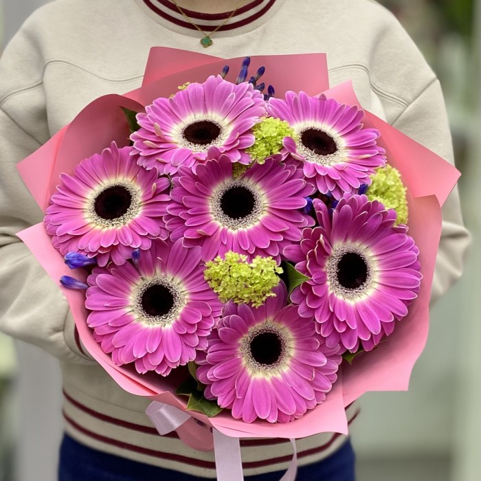 Букет из 7 розовых гербер с агапантусом