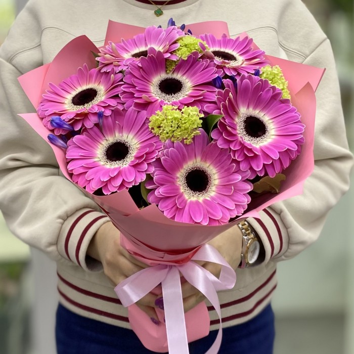 Букет из 7 розовых гербер с агапантусом