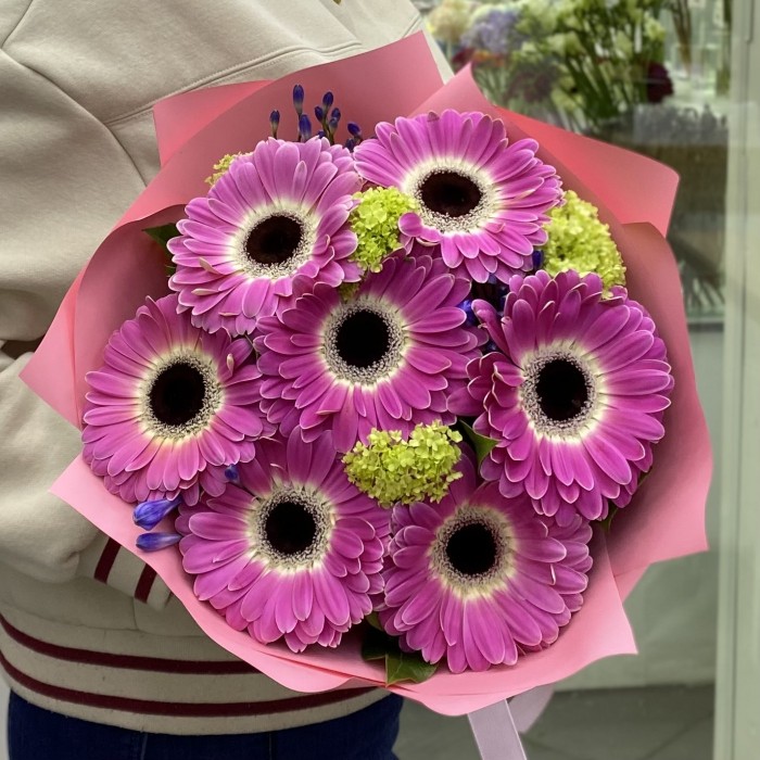 Букет из 7 розовых гербер с агапантусом