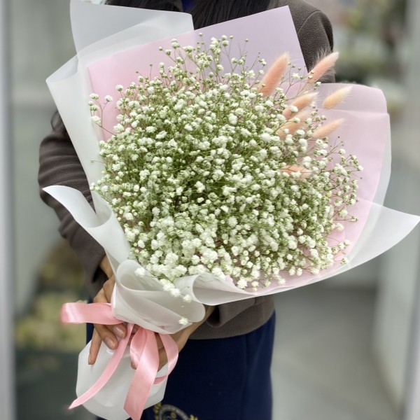 Букет из 7 гипсофил с лагурусом