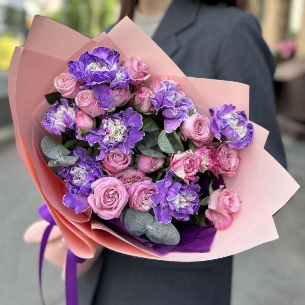 Букет из 7 гвоздик с пионовидной розой Леди Бомбастик