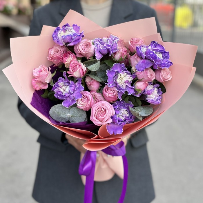 Букет из 7 гвоздик с пионовидной розой Леди Бомбастик