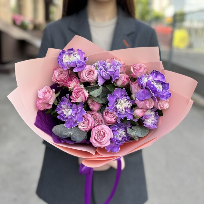 Букет из 7 гвоздик с пионовидной розой Леди Бомбастик