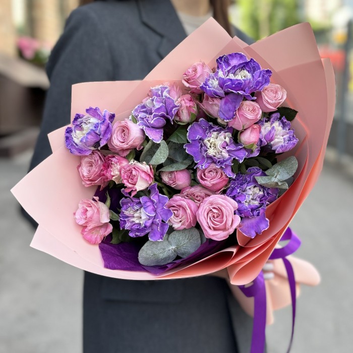 Букет из 7 гвоздик с пионовидной розой Леди Бомбастик