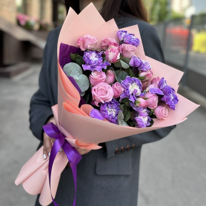 Букет из 7 гвоздик с пионовидной розой Леди Бомбастик