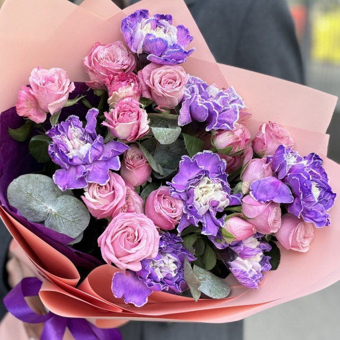 Букет из 7 гвоздик с пионовидной розой Леди Бомбастик