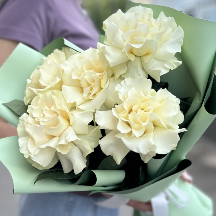 Букет из 7 крупных белых роз с эвкалиптом