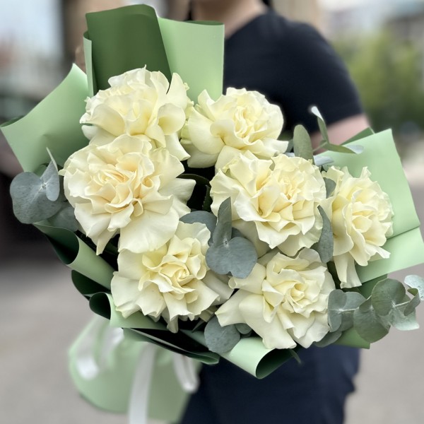 Букет из 7 крупных белых роз с эвкалиптом