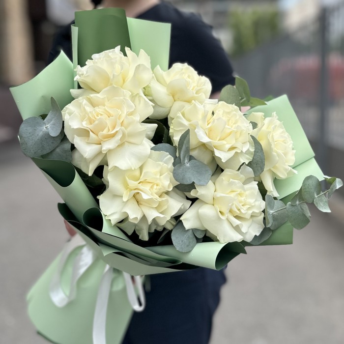 Букет из 7 крупных белых роз с эвкалиптом