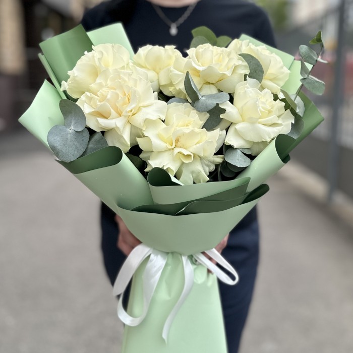 Букет из 7 крупных белых роз с эвкалиптом
