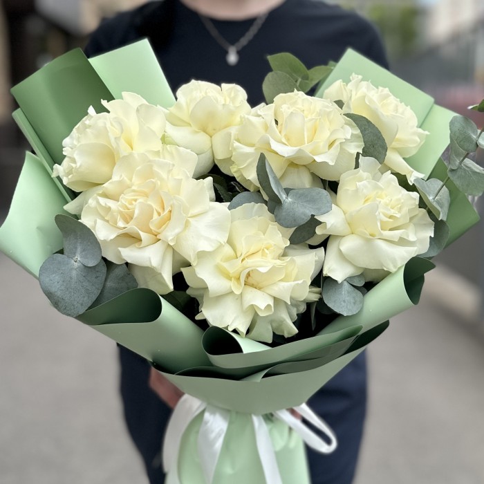 Букет из 7 крупных белых роз с эвкалиптом