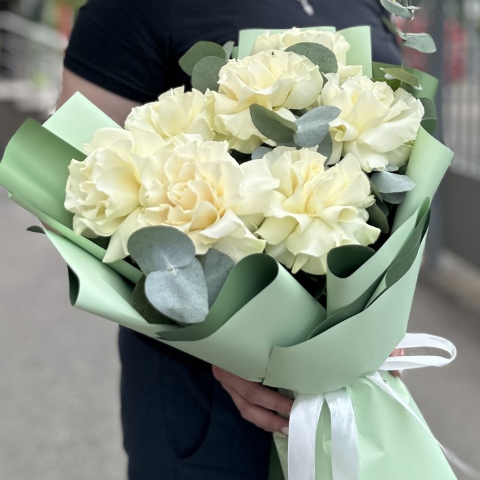 Букет из 7 крупных белых роз с эвкалиптом